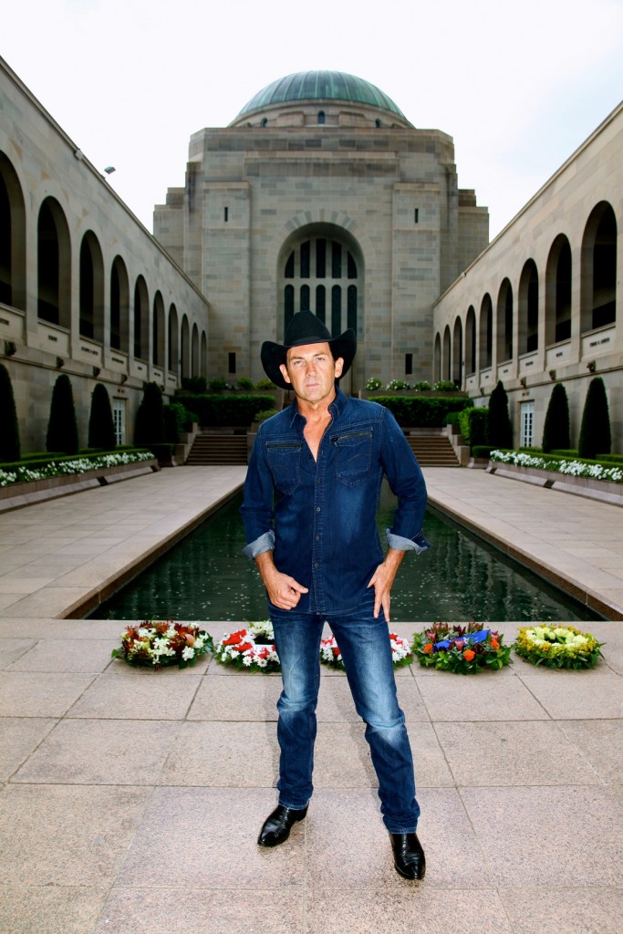 Lee Kernaghan pays his respects at the Australian War Memorial